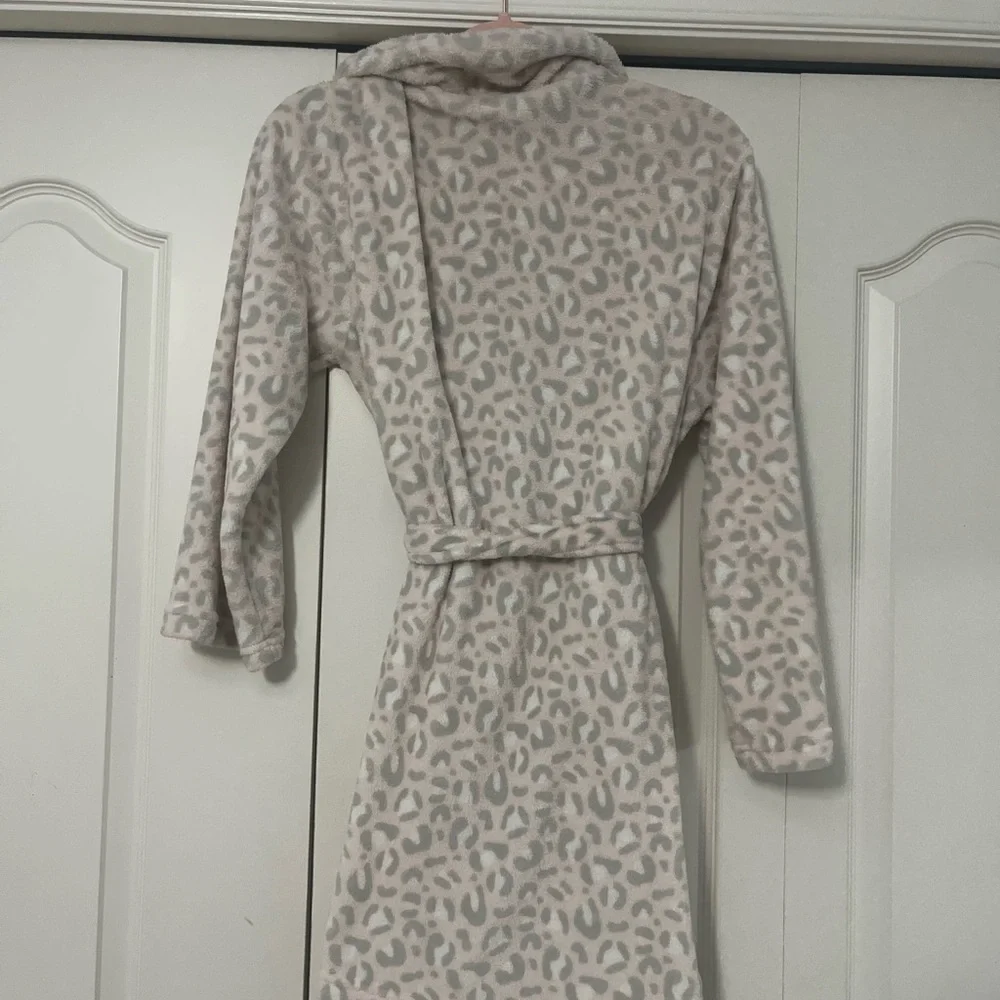 Gray Leopard Print Robe - Picture 4 of 4